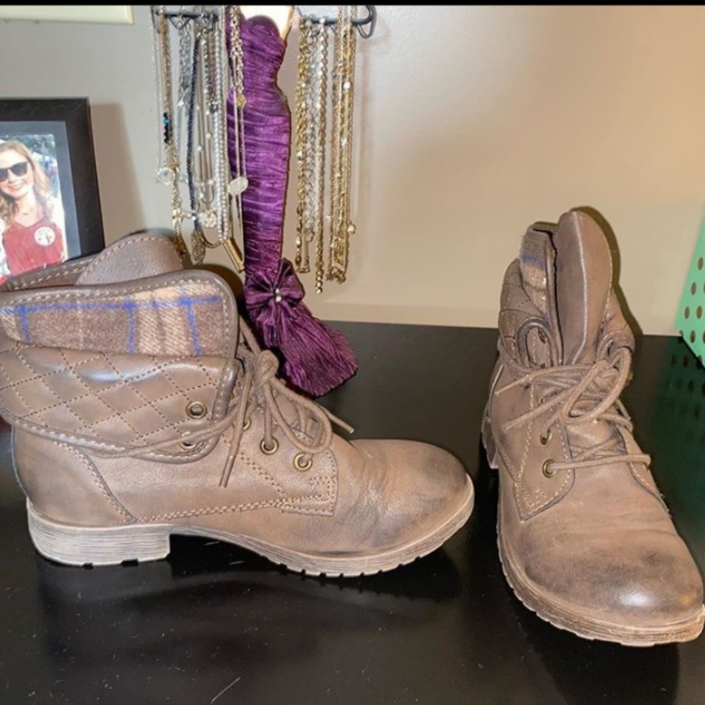 Combat shoes